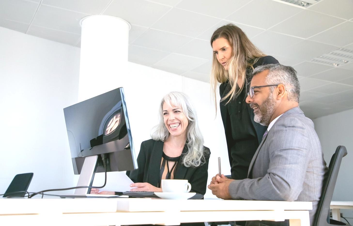 Persona revisando documentos financieros con calculadora