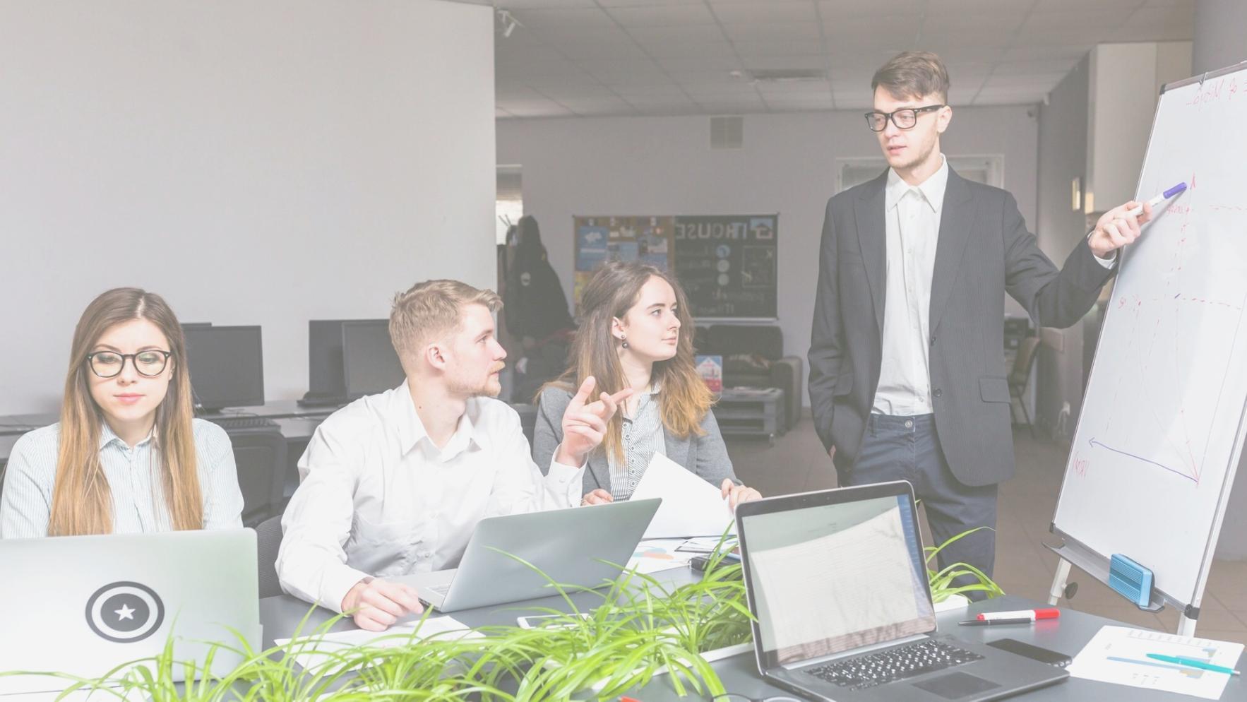 Persona revisando documentos financieros con calculadora