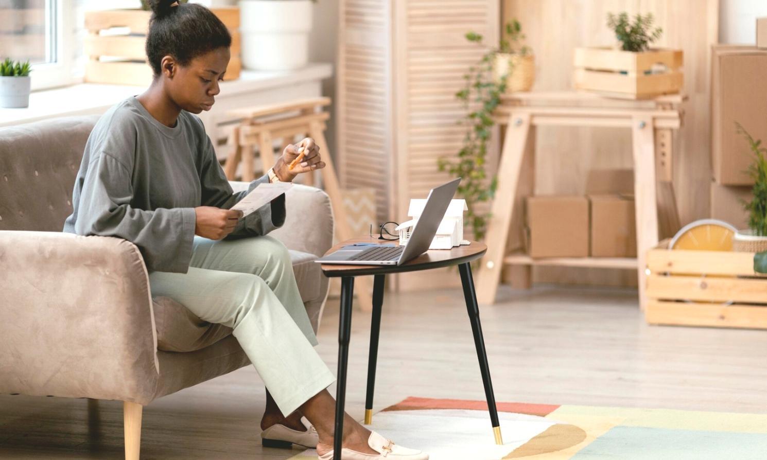 Espacio de trabajo organizado con documentos financieros